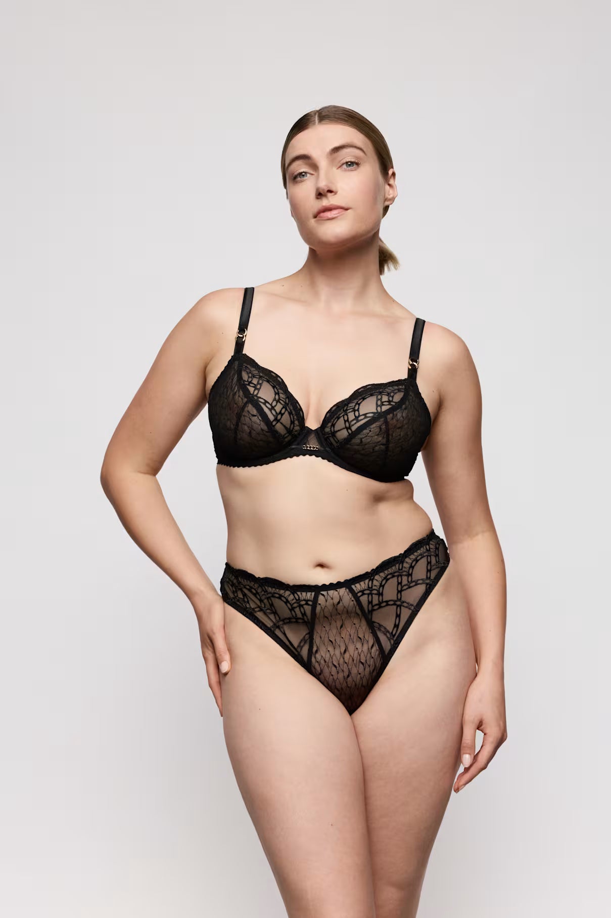 Naica Thong in Black - Prima Donna