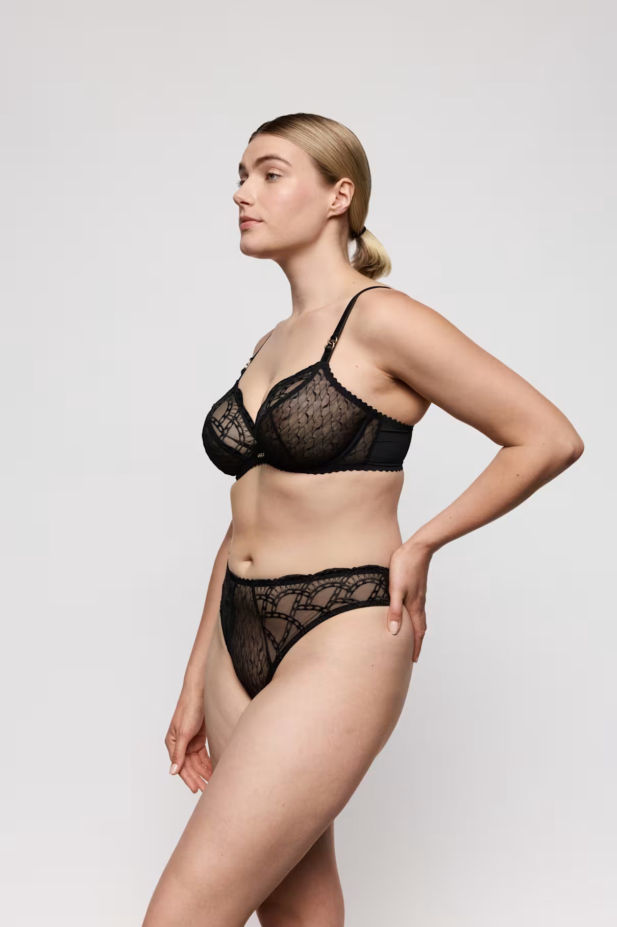 Naica Thong in Black - Prima Donna