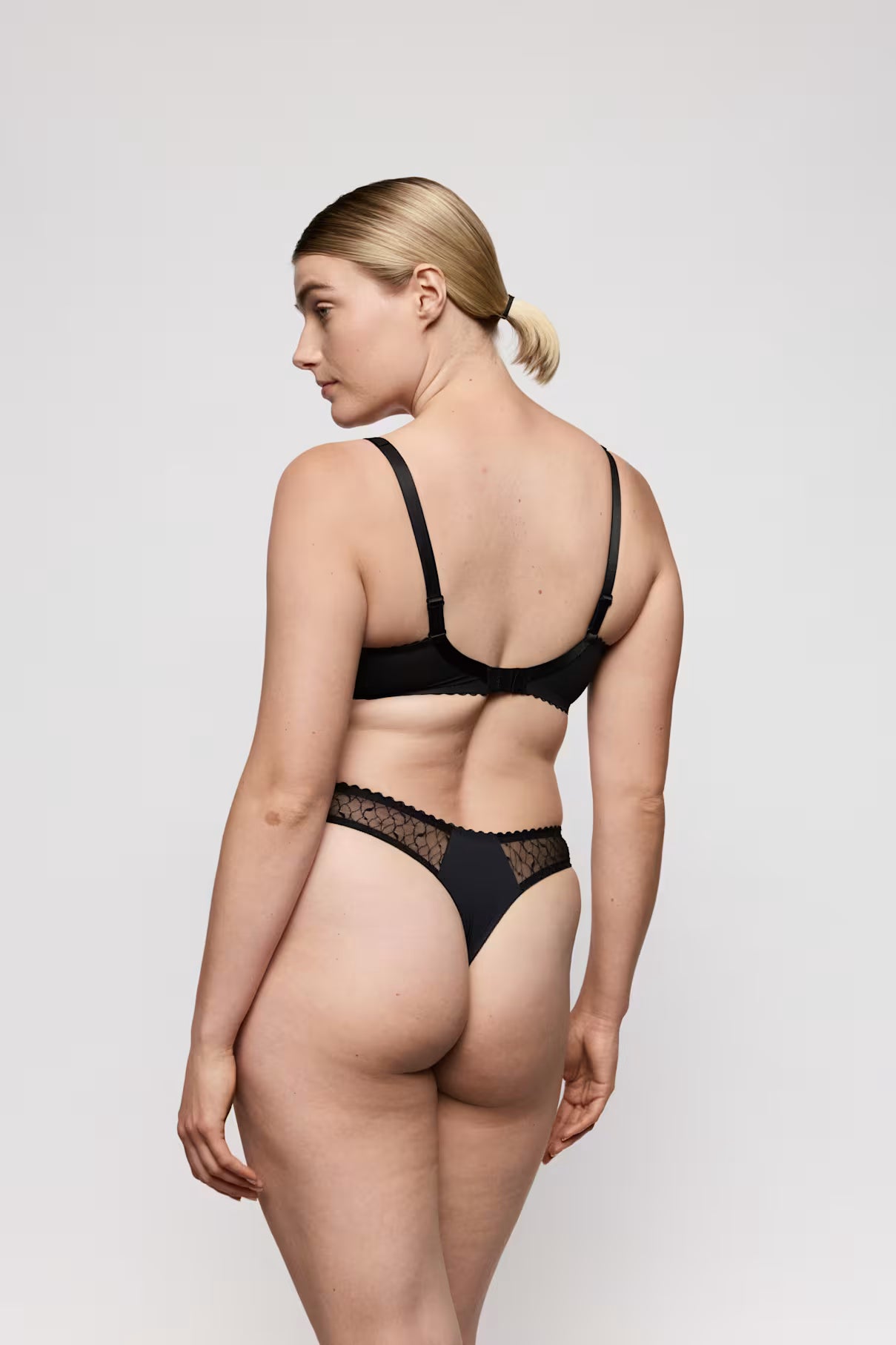 Naica Thong in Black - Prima Donna