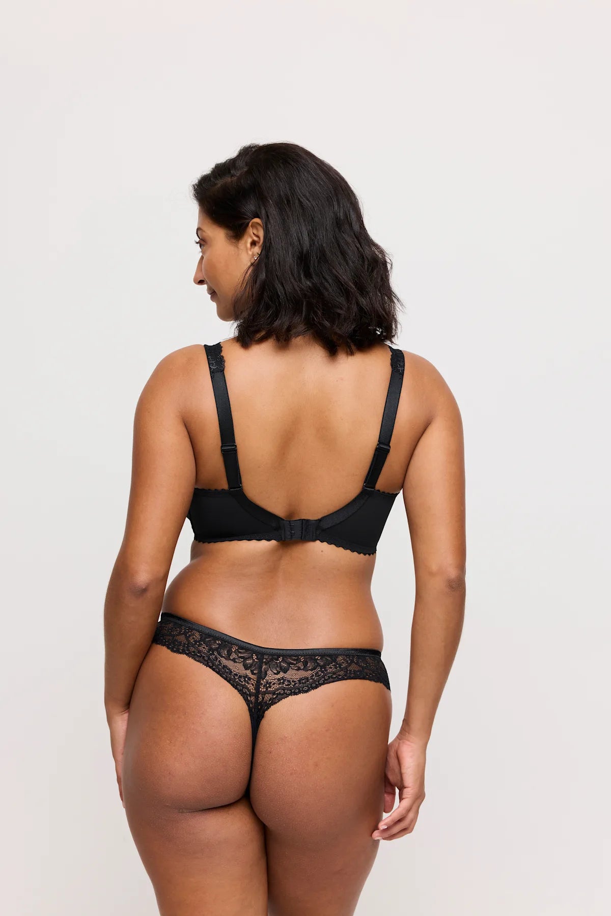 Shimla Thong In Black - Prima Donna