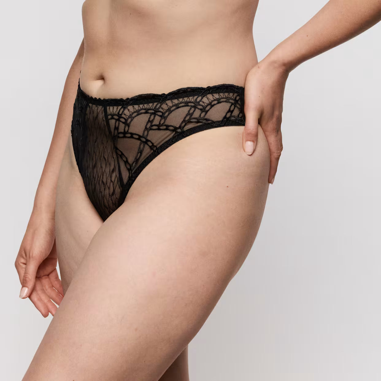 Naica Thong in Black - Prima Donna