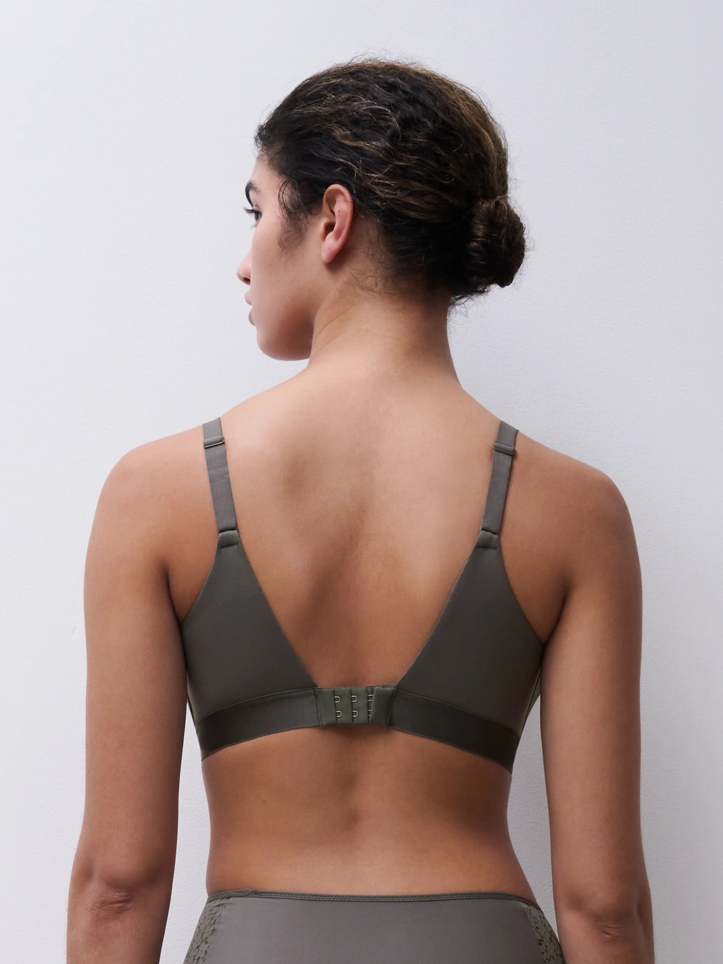 Norah Comfort Lace Wireless Bra In Vert Argile - Chantelle